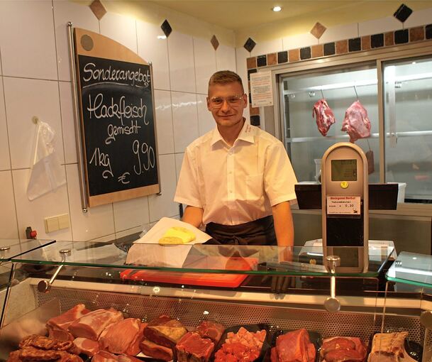 Neuer Arbeitsplatz: Robert Herbst beginnt im elterlichen Betrieb eine Fleischer-Ausbildung – und sichert damit die Zukunft der Besigheimer Handwerksmetzgerei Herbst.