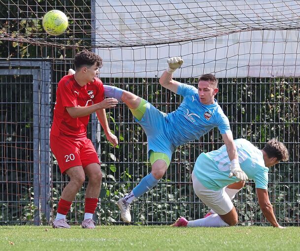 Für Dersim Ludwigsburg und Dimitris Karagiannis (rechts) endet der Bezirksliga-Einstand gegen Tarik Cehic (links) und Karoly Papes Mozes vom VfB Neckarrems mit einer Niederlage.