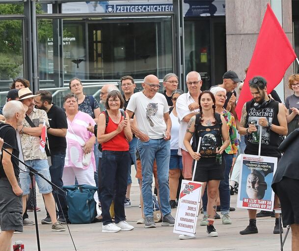 Demo gegen Rechts: Etwa 200 Menschen versammeln sich auf dem Ludwigsburger Rathausplatz zu einer Kundgebung gegen Rechtsextremismus.