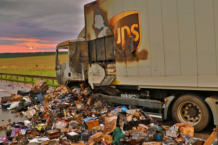 Ein Teil der verbrannten Ladung liegt vor dem Lkw.