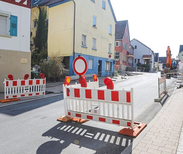 Dieser Straßenabschnitt ist komplett gesperrt. Die Bauarbeiten werden voraussichtlich, je nach Witterung, im Oktober/November abgeschlossen sein.