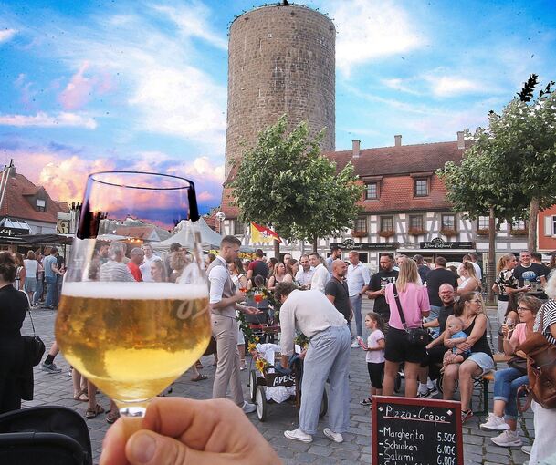 Dramatische Wolken über dem Feierabend-Markt. Die Besigheimer haben die Veranstaltung in der Innenstadt genossen.