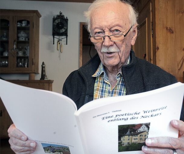 Dieter Schedy zeigt sein neuestes Werk.