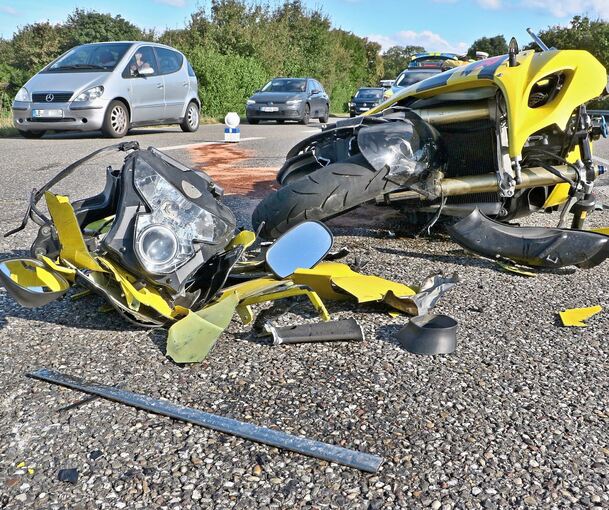 Angesichts der Schäden am Motorrad grenzt es an ein Wunder, dass der Fahrer nur leicht verletzt wurde.