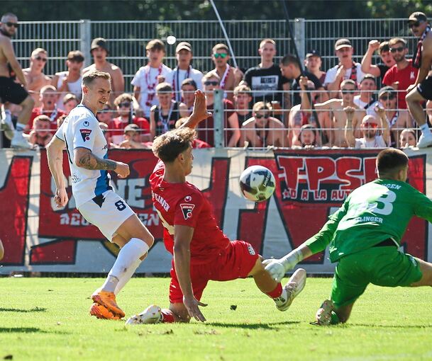 Mit seinem gefühlvollen Heber zum 1:0 bringt Alexander Götz (links) den FSV 08 Bietigheim-Bissingen in die Erfolgsspur.