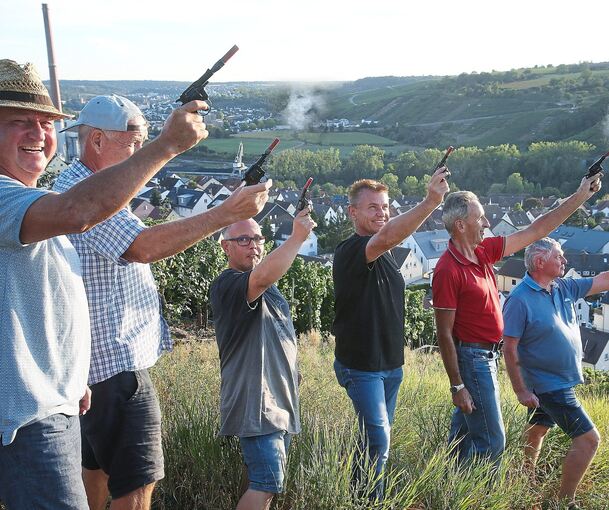 Die Schützen feuern vor der Kulisse des Dorfes ihre Böller ab.