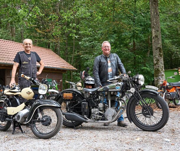 Tilo Mirisch und Jürgen Gerber (v.l.) mit ihren zweirädrigen Schätzen.