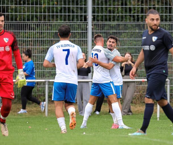 Torschütze Yasin Turhal (2. von rechts) und der TV Aldingen fahren gegen den SV Pattonville den zweiten Sieg ein.