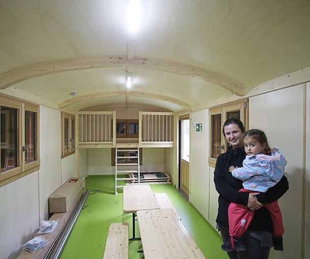 Die Leiterin des Kindergartens, Amalia Neuchel, mit einem Schützling im Bauwagen.