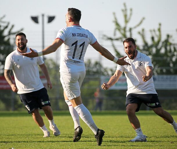 Anders als in der vergangenen Saison als Trainer von Croatia Bietigheim möchte Daniel Zmpitas (links) nicht in Ekstase verfallen, wenn der FV Löchgau gegen Tugrul Balcik (rechts) und seinen Bietigheimer Ex-Club netzt.