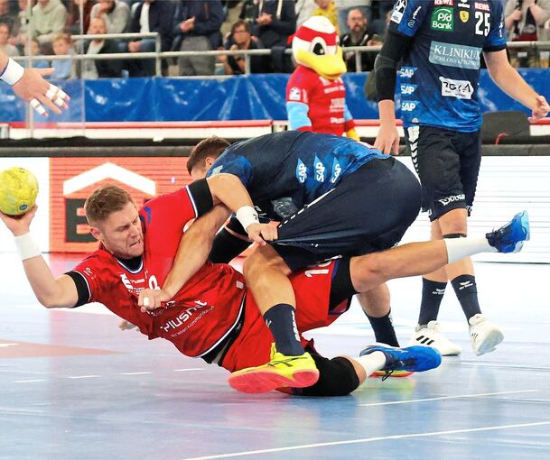 Ringereinlage beim Handball: Nationalspieler Sebastian Heymann (rechts) von den Rhein-Neckar Löwen packt gegen Bietigheims Fabian Wiederstein herzhaft zu.