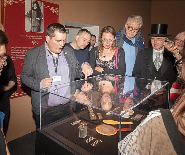 Mitglieder des Titianicvereins haben die Ausstellung in Ludwigsburg besucht. Zweiter von links ist Malte Fiebing-Petersen.