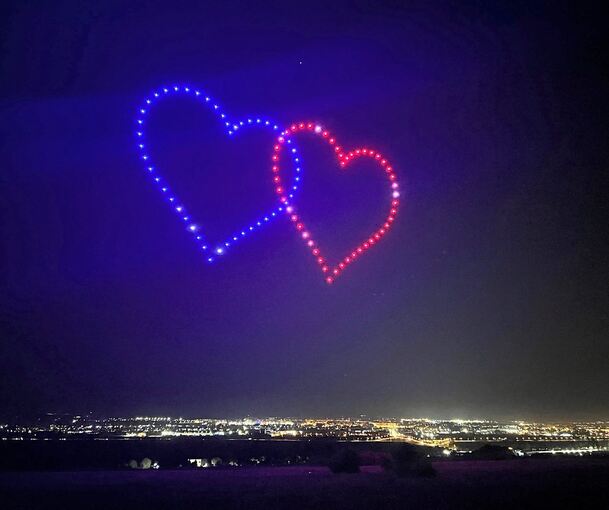 Herzen über Hermannstadt: Bei ihrer ersten Drohnen-Show – in Rumänien – zaubern die Sirius-Gründer dieses Bild in den Himmel.