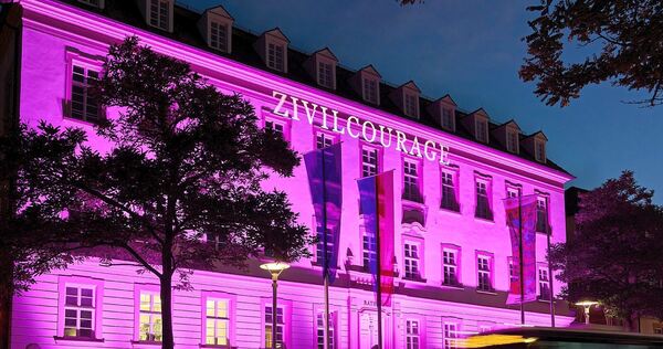 Das Ludwigsburger Rathaus wird am 7. Oktober pink angeleuchtet. Das Ludwigsburger Rathaus wird am 7. Oktober pink angeleuchtet.