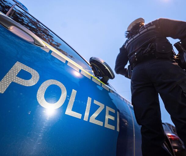Die Polizei bittet um Hinweise zu den geflüchteten Tätern. Symbolfoto: Marijan Murat/dpa Die Polizei bittet um Hinweise zu den geflüchteten Tätern. Symbol