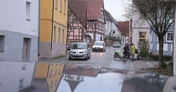 Blick in die Erligheimer Rathausstraße. Screenreader