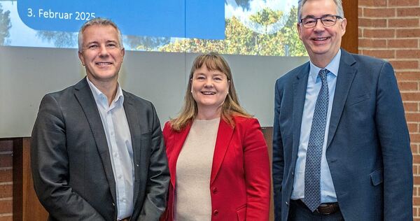 Alles kommt auf den Prüfstand: Der externe Projektleiter Jürgen Kientz (links), Kämmerin Bettina Beck und Landrat Dietmar Allgai 350_0900_101733_.jpg