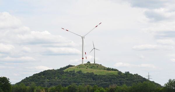 Blick aus Ditzingen auf den Grünen Heiner: Hier soll ein neues, größeres Windrad her. Das alte würde dann abgebaut werden. Blick aus Ditzingen auf den Grünen Heiner: Hier soll ein neues, größeres Windrad her. Das alte würde dann abgebaut werden.