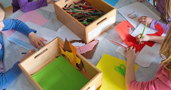 Betreuung für Kinder außerhalb der Schulzeit ist für viele Eltern ein Baustein, um arbeiten zu können. Screenreader