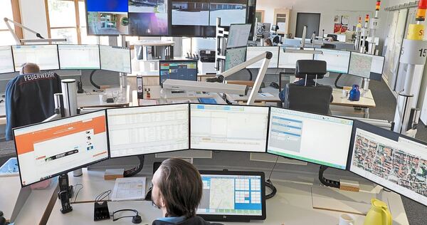 In der Integrierten Leitstelle haben die Disponenten eine höchst verantwortungsvolle Aufgabe. Auch Beamte der Ludwigsburger Feue In der Integrierten Leitstelle haben die Disponenten eine höchst verantwortungsvolle Aufgabe. Auch Beamte der Ludwigsburger Feuerwehr gehören dazu – noch.