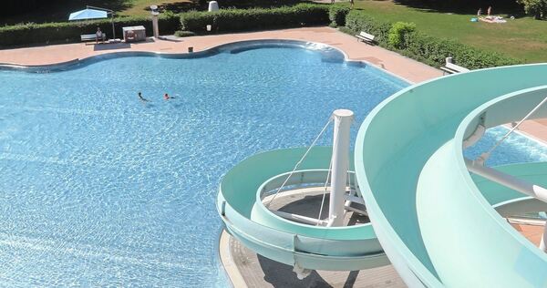 Weil die Stadtkasse leer ist, ruft die Verwaltung dazu auf, Geld für Attraktionen im Asperger Freibad zu spenden. Weil die Stadtkasse leer ist, ruft die Verwaltung dazu auf, Geld für Attraktionen im Asperger Freibad zu spenden.