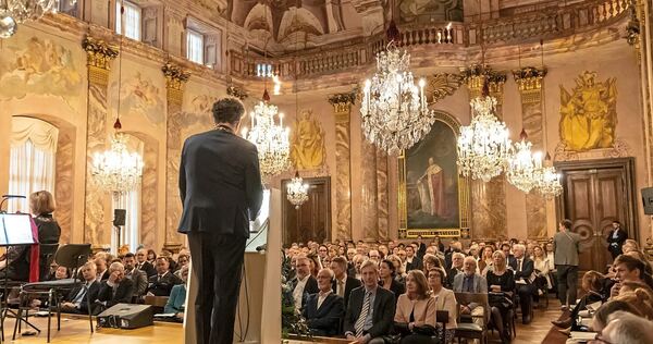 Feierlicher Rahmen: Anlässlich der Stadtgründungsfeier begrüßt der Oberbürgermeister die Gäste im Ordenssaal des Schlosses. Feierlicher Rahmen: Anlässlich der Stadtgründungsfeier begrüßt der Oberbürgermeister die Gäste im Ordenssaal des Schlosses.