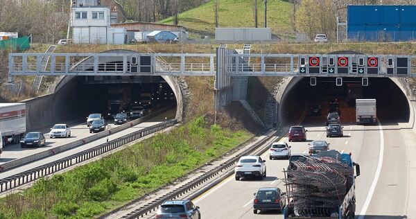 Dem Verkehr Richtung Süden stehen im Engelbergtunnel jetzt wieder drei Fahrspuren zur Verfügung Dem Verkehr Richtung Süden stehen im Engelbergtunnel jetzt wieder drei Fahrspuren zur Verfügung