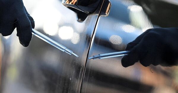 Die Autos wurden mit einem spitzen Gegenstand zerkratzt. Die Autos wurden mit einem spitzen Gegenstand zerkratzt.