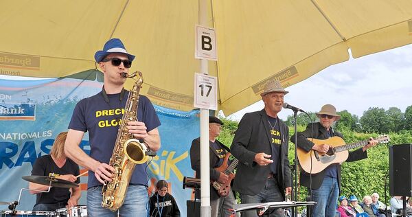 Rund 40 Straßenmusiker und -bands sind beim Straßenmusikfestival im Blühenden Brock dabei. Rund 40 Straßenmusiker und -bands sind beim Straßenmusikfestival im Blühenden Brock dabei.