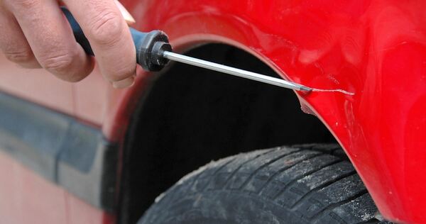 Ein Unbekannter hat in Tamm einen Fiat zerkratzt. Ein Unbekannter hat in Tamm einen Fiat zerkratzt.