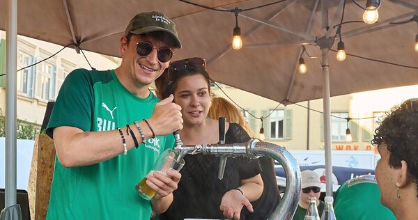 Viel trinken! Auch beim Ludwigsburger Marktplatzfest sollten die Besucher auf ausreichend Flüssigkeit achten – und am besten nic Viel trinken! Auch beim Ludwigsburger Marktplatzfest sollten die Besucher auf ausreichend Flüssigkeit achten – und am besten nicht allein Bier trinken.