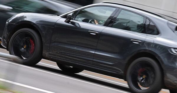 Ein geparkter Porsche Macan ist von einem Unbekannten beschädigt worden. Ein geparkter Porsche Macan ist von einem Unbekannten beschädigt worden.