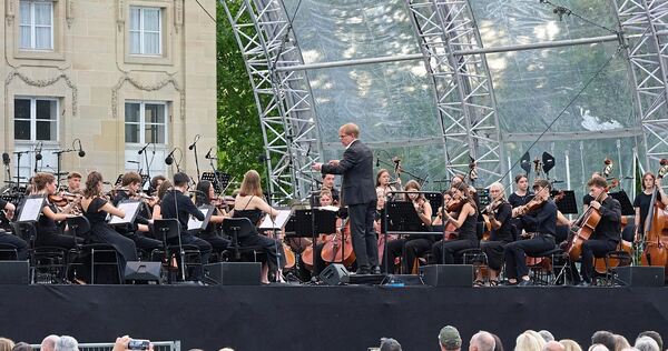 In diesem Jahr gibt es an drei aufeinander folgenden Abenden ein Open Air-Konzert am Monrepos. In diesem Jahr gibt es an drei aufeinander folgenden Abenden ein Open Air-Konzert am Monrepos.
