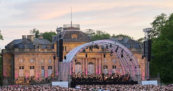 Der Höhepunkt der Ludwigsburger Schlossfestspiele: Die Monrepos Open Air Konzerte vor der Kulisse des Seeschlosses Monrepos. Der Höhepunkt der Ludwigsburger Schlossfestspiele: Die Monrepos Open Air Konzerte vor der Kulisse des Seeschlosses Monrepos.