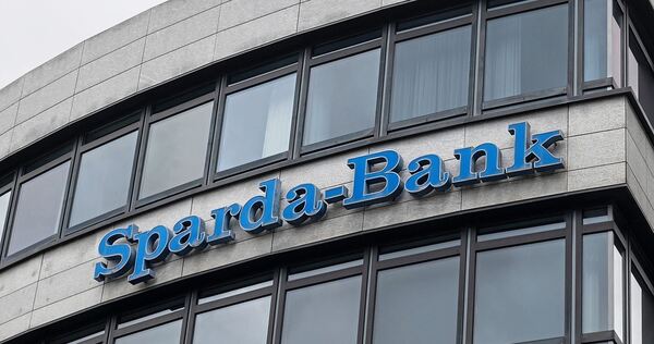 Bereits im vergangenen Sommer wurde die Sparda-Bank durch die Verbraucherzentrale abgemahnt. Bereits im vergangenen Sommer wurde die Sparda-Bank durch die Verbraucherzentrale abgemahnt.