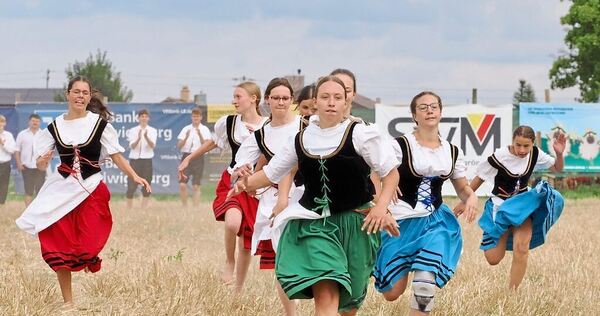 Hauptattraktion des Schäferlaufs: Das Rennen auf dem 300 Schritt langen Stoppelfeld.