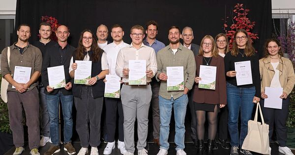 Die Jahrgangsbesten der Regionen mit Ulrich Dura (Regierungspräsidium Stuttgart, 5. v.r.) und den Regionalvorsitzenden der Regio Die Jahrgangsbesten der Regionen mit Ulrich Dura (Regierungspräsidium Stuttgart, 5. v.r.) und den Regionalvorsitzenden der Regionen Hanna Hiller, Julian Lenk und Damian Wörner.