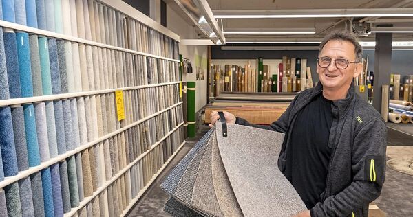 Präsentiert das, wofür der „Teppichboden Frick“ landläufig bekannt ist: Geschäftsführer Rainer Hunsicker. Präsentiert das, wofür der „Teppichboden Frick“ landläufig bekannt ist: Geschäftsführer Rainer Hunsicker.