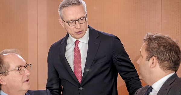 Innenminister Alexander Dobrindt (CSU, v.li.), Digitalisierungsminister Karsten Wildberger (CDU)und Finanzminister und Lars Klin Innenminister Alexander Dobrindt (CSU, v.li.), Digitalisierungsminister Karsten Wildberger (CDU)und Finanzminister und Lars Klingbeil (SPD) bei der Kabinettssitzung in Berlin.