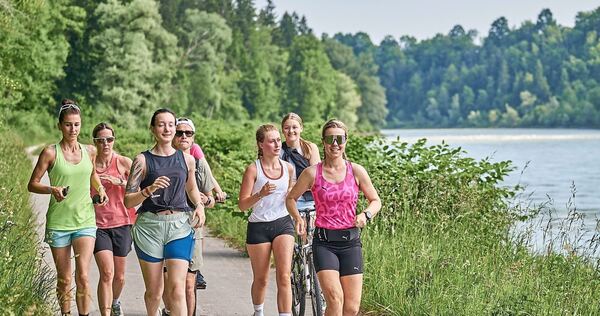 Läuft jeden Tag einen Marathon vor einer neuen Kulisse: Joyce Hübner (vorne rechts). Foto: privat Läuft jeden Tag einen Marathon vor einer neuen Kulisse: Joyce Hübner (vorne rechts).