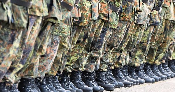 Kommt für den neuen Wehrdienst wieder die Musterung für alle? Foto: Julian Stratenschulte/dpa Kommt für den neuen Wehrdienst wieder die Musterung für alle?