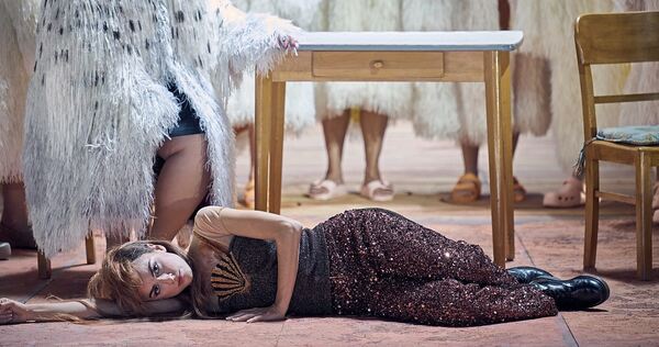 „Lust am Gegen-Denken und System-Einreißen“: Claudio Muschio (liegend) als „schlaue Füchsin“. „Lust am Gegen-Denken und System-Einreißen“: Claudio Muschio (liegend) als „schlaue Füchsin“.