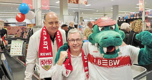 Maskottchen Fritzle mit den VfB-Promis Hansi Müller und Präsident Dietmar Allgaier. Maskottchen Fritzle mit den VfB-Promis Hansi Müller und Präsident Dietmar Allgaier.
