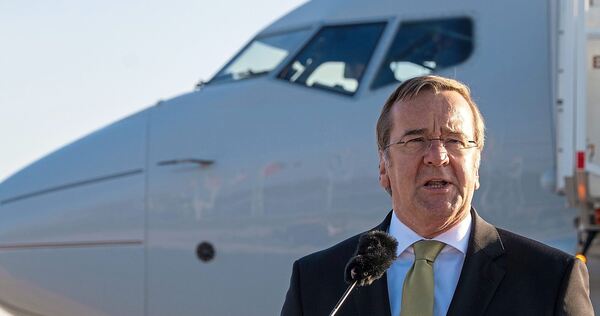 Verteidigungsminister Boris Pistorius in Berlin vor dem neuen Kampfjet, dem Seefernaufklärer „Poseidon“. Verteidigungsminister Boris Pistorius in Berlin vor dem neuen Kampfjet, dem Seefernaufklärer "Poseidon".