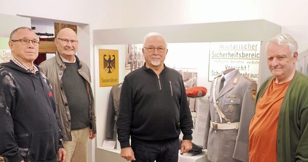 Einen Raum im Museum hat die Militärgeschichtliche Gesellschaft mit (v.r.) Claus Bittner, Edmund Kossack, Klaus Behlert und Jürg Einen Raum im Museum hat die Militärgeschichtliche Gesellschaft mit (v.r.) Claus Bittner, Edmund Kossack, Klaus Behlert und Jürgen Michaelis der Bundeswehr gewidmet.