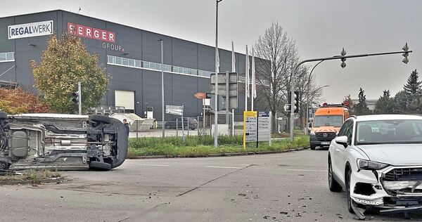Durch den Zusammenstoß wurde der Fiat Doblo (links) auf eine Verkehrsinsel geschoben und kippte dann um. Durch den Zusammenstoß wurde der Fiat Doblo (links) auf eine Verkehrsinsel geschoben und kippte dann um.