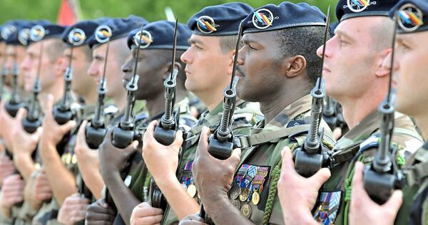 Soldaten der deutsch-französischen Brigade präsentieren bei einem Appell das Gewehr. Am kommenden Mittwoch legen die Rekruten de Soldaten der deutsch-französischen Brigade präsentieren bei einem Appell das Gewehr. Am kommenden Mittwoch legen die Rekruten der Brigade im Schloss ihr Gelöbnis ab.