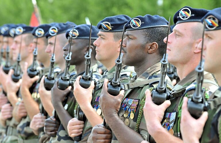 Soldaten der deutsch-französischen Brigade präsentieren bei einem Appell das Gewehr. Am kommenden Mittwoch legen die Rekruten de Soldaten der deutsch-französischen Brigade präsentieren bei einem Appell das Gewehr. Am kommenden Mittwoch legen die Rekruten der Brigade im Schloss ihr Gelöbnis ab.