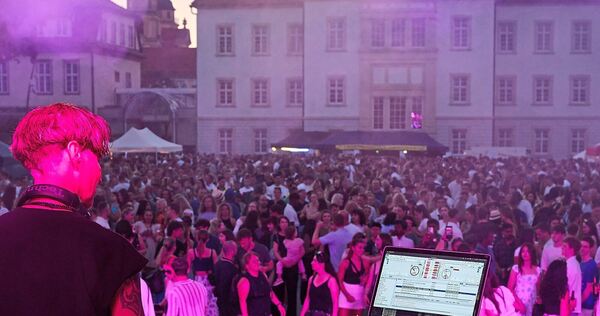 Das Marktplatzfest ist eines der Events, bei dem Menschen sich in ungezwungener Atmosphäre begegnen können. Das Marktplatzfest ist eines der Events, bei dem Menschen sich in ungezwungener Atmosphäre begegnen können.