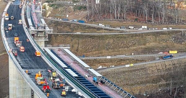 Die Rahmedetalbrücke bei Lüdenscheid ist eine der größten Autobahn-Baustellen dieser Tage.2021 wurde sie wegen Schäden gesperrt, Die Rahmedetalbrücke bei Lüdenscheid ist eine der größten Autobahn-Baustellen dieser Tage.2021 wurde sie wegen Schäden gesperrt, 2023 wurde ein Teil gesprengt, um sanieren und neu bauen zu können. Die schwarz-rote Koalition will nun Plan- und Genehmi